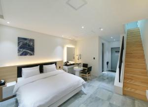 WJ Hotel Pool House客房内的一张或多张床位