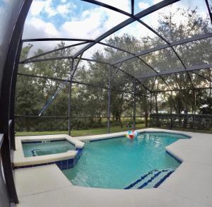 una piscina cubierta con techo abovedado en Panoramic 4BR Superior Pool Home near Disney, en Davenport