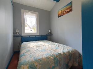 ein kleines Schlafzimmer mit einem Bett und einem Fenster in der Unterkunft Villa calme proche plage pour 6 pers - FR-1-476-167 in La Faute-sur-Mer