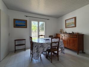 uma sala de jantar com uma mesa e cadeiras e uma janela em Maison La Faute-sur-Mer, 3 pièces, 4 personnes - FR-1-476-187 em La Faute-sur-Mer