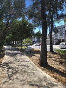 El barrio en el que está el departamento o un barrio cercano