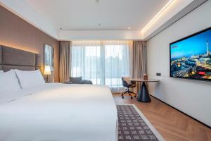Postel nebo postele na pokoji v ubytování Nanjing Fanyue Plaza Intercity Hotel