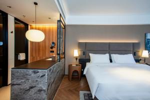 Postel nebo postele na pokoji v ubytování Nanjing Fanyue Plaza Intercity Hotel