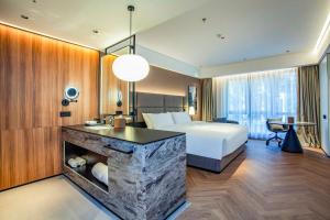 Postel nebo postele na pokoji v ubytování Nanjing Fanyue Plaza Intercity Hotel