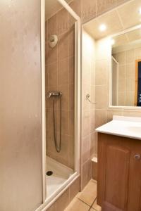 a bathroom with a shower and a sink at Résidence Dryades Hameau De La Vallee D'or - 3 Pièces pour 6 Personnes 14 in Valloire
