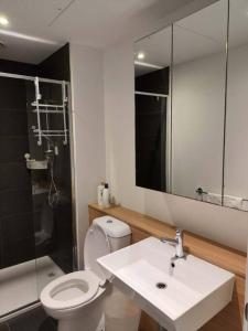 uma casa de banho com um WC, um lavatório e um chuveiro em 1Min to SouthernCross, Free,Tram,Pool,Gym,L606 em Melbourne