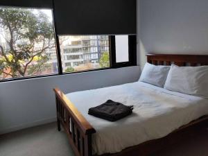 um quarto com uma cama com uma toalha em 1Min to SouthernCross, Free,Tram,Pool,Gym,L606 em Melbourne