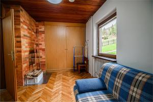 - un salon avec un canapé et une fenêtre dans l'établissement Holiday Home Vila Kopriva, à Gozd Martuljek