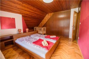 Cama grande en habitación con techo de madera en Holiday Home Vila Kopriva, en Gozd Martuljek