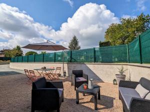 ArdentesにあるMaison calme et charmante au cœur du Berry, près des sites historiques, avec jardin privatif et parking. - FR-1-591-585の椅子と傘付きのテーブルのあるパティオ