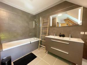 Galeriebild der Unterkunft Gîte rénové avec billard, baby-foot, jardin clos, recharge VE, proche châteaux de la Loire - FR-1-381-575 in Courçay