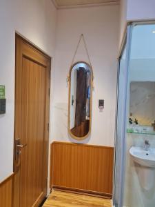 ein Badezimmer mit Waschbecken und Spiegel in der Unterkunft Banana homestay( Chuối Homestay) in Hue