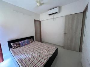 A bed or beds in a room at Lodha 1 bhk property Thane with parking