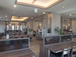 Hotel Route Inn Owariseto Ekimae tesisinde bir restoran veya yemek mekanı