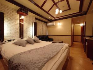 Letto o letti in una camera di ホテル カーシュ Cache 男塾ホテルグループ