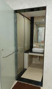 Ett badrum på Arasan Residency