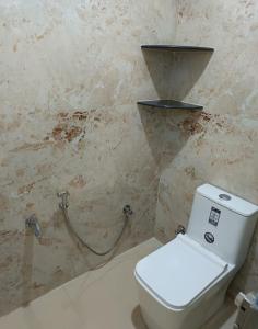 Ett badrum på Arasan Residency