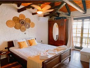een slaapkamer met een bed en een houten plafond bij Villa Xenia&Akis in Athene