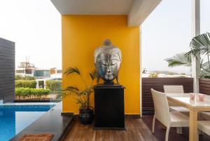 uma estátua de uma cabeça num pedestal numa sala de jantar em JalMahal by JadeCaps Bay View & Pool Dabolim em Vasco da Gama
