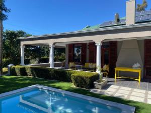 una casa con piscina en el patio en La Terrazza, en Riebeek-Wes