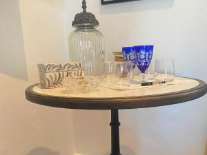 una mesa con vasos y una botella en ella en La Terrazza, en Riebeek-Wes