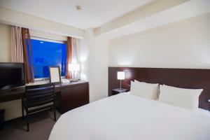 Postel nebo postele na pokoji v ubytování Hotel Sunroute Tokushima