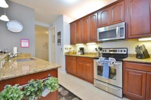 Una cocina o kitchenette en Beautiful Modern Condo, Near Parks-2012