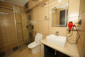 Koupelna v ubytování Saikiran Hotel