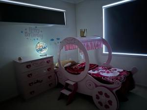 Dormitorio infantil con cama rosa y tocador en 3 bedroom townhouse in Local shopping mall, en Melbourne
