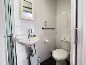 Et badeværelse på Budget 1 bedroom unit near Maroubra Beach