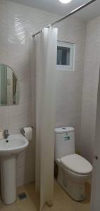 uma casa de banho branca com um WC e um lavatório em Apartment 2 in Bacolor near San Fernando em Bacolor