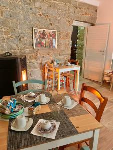 uma sala de jantar com mesa e cadeiras em Borgo dei Centenari em Orgosolo