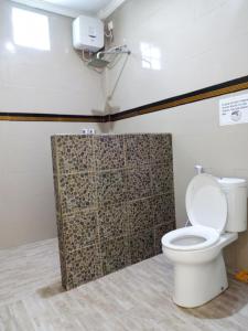 e bagno con servizi igienici e cabina doccia. di Villa Cempaka Lembongan a Nusa Lembongan