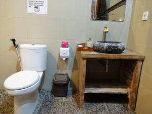 La salle de bains est pourvue de toilettes et d'un lavabo. dans l'établissement Villa Cempaka Lembongan, à Nusa Lembongan