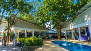 Bazén v ubytování Mamutik Island Lodge nebo v jeho okolí