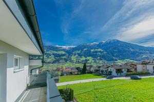 a balcony with a view of a mountain at H19 - Modernes Ferienhaus 145qm, 3SZ, Wellnessbereich mit Sauna und Dachterrasse mit Panoramablick, Kühlen und Heizen mit Geothermie in Fügen