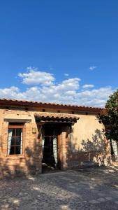 un edificio in mattoni con una porta aperta con un tetto di Apartamento Cebada a Valladolid