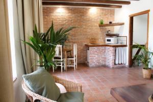 un soggiorno con tavolo e muro di mattoni di Apartamento Cebada a Valladolid