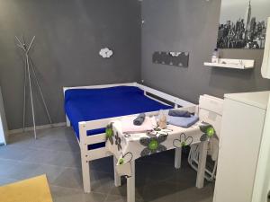Habitación pequeña con cama y mesa en Tourist depéndance "Cinque Terre", en La Foce
