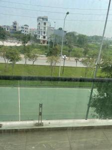 Blick auf einen Tennisplatz aus dem Fenster in der Unterkunft Trúc Lâm hotel in Hải Dương