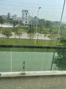 una ventana con vistas a una pista de tenis en Trúc Lâm hotel, en Hải Dương