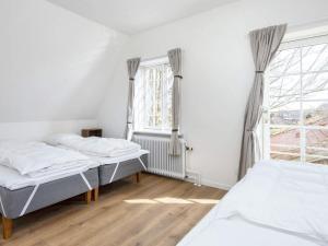 1 dormitorio con 2 camas y ventana en Holiday home Haderslev LVII en Haderslev