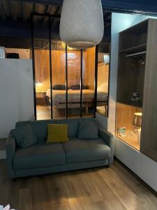 - un salon avec un canapé et une chambre dans l'établissement Le Bucolique - Cœur Vieille-ville d'Annecy, à Annecy