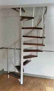 - un escalier en colimaçon dans l'angle de la chambre dans l'établissement Homestay CR7, à Thornton Heath