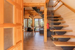 korytarzem ze spiralnymi schodami w drewnianym domu w obiekcie Forest Princess Chalet - Happy Rentals w mieście Nova Vas