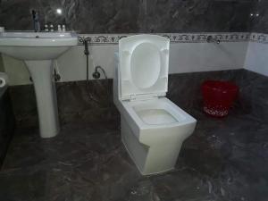 Phòng tắm tại The Orion Cottage 5 BHK -YogiCottage online