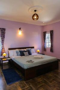 Giường trong phòng chung tại The Orion Cottage 5 BHK -YogiCottage online