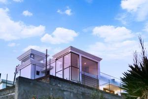 Tòa nhà nơi biệt thự tọa lạc