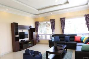 TV/trung tâm giải trí tại The Orion Cottage 5 BHK -YogiCottage online