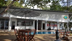 Bazén v ubytování Mamutik Island Lodge nebo v jeho okolí